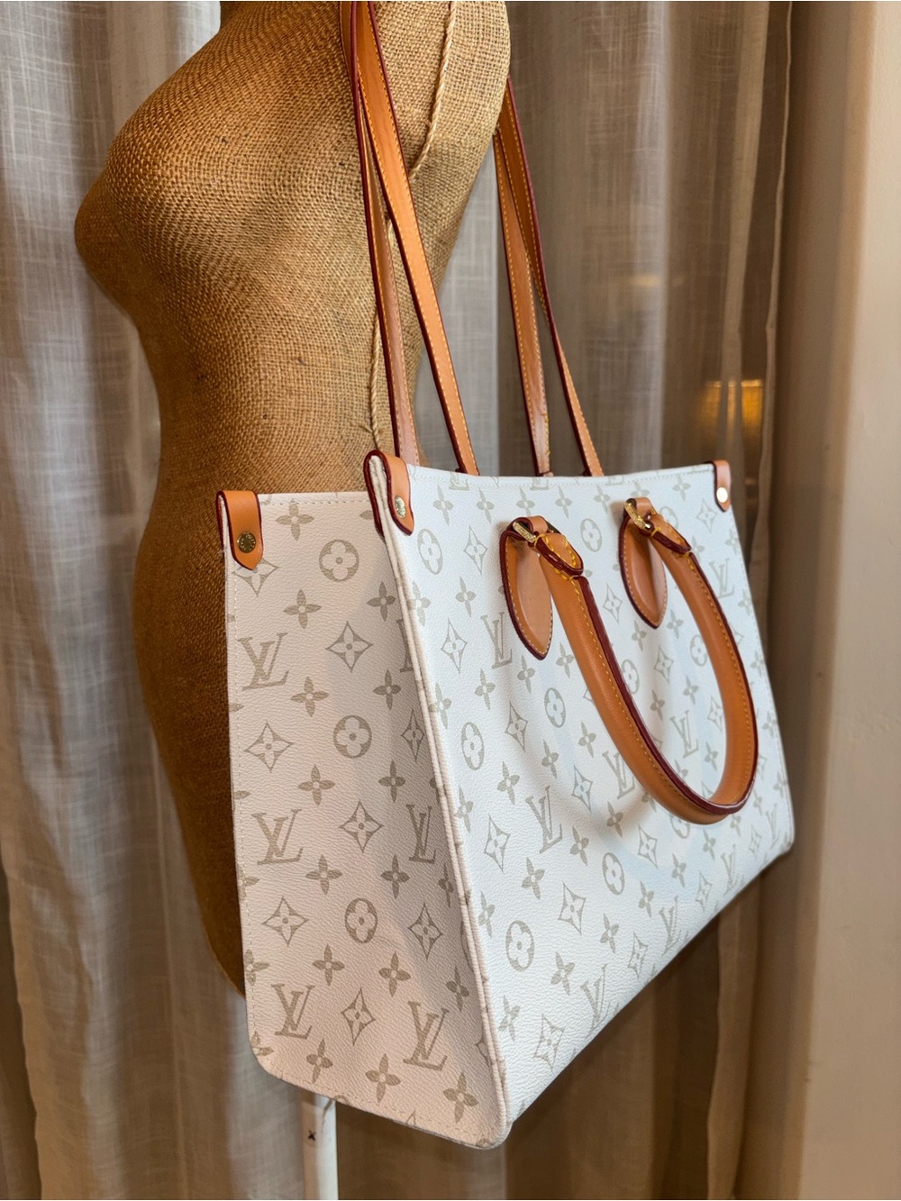 on the go quality White Monogram top handle , tote - Picture 3 of 16